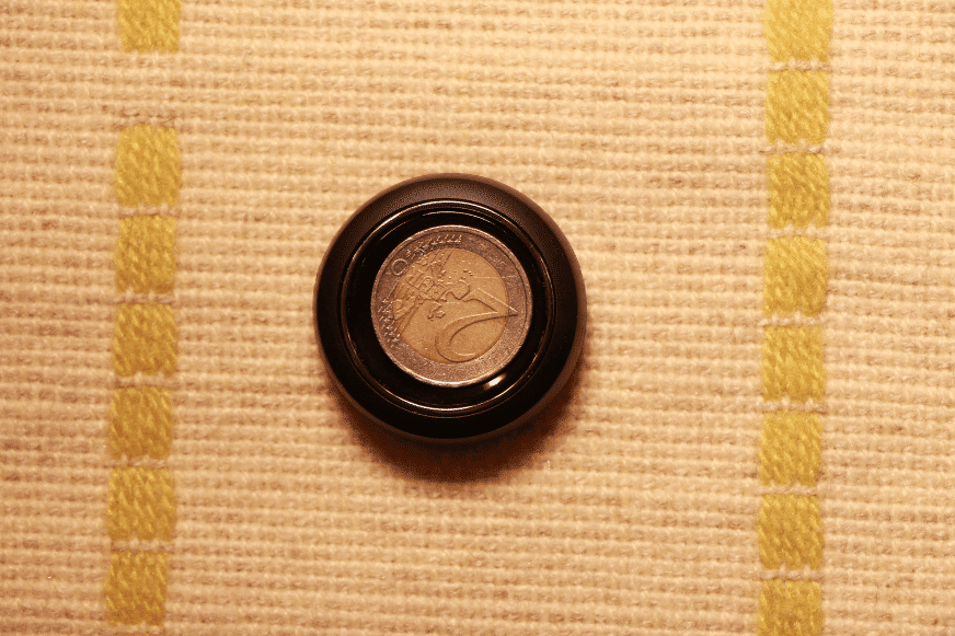 Auf dem Ooono Co-Driver No1 liegt eine 2 € Münze zum Größenvergleich